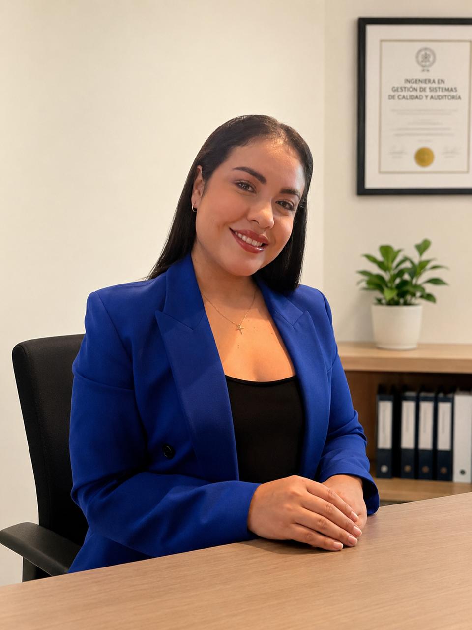 Claudia Banda, fundadora de NOVAQ Solutions, en su oficina